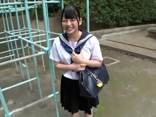 یونیفارم میں پیارا جاپانی لڑکی ایک ہوٹل میں پیٹ رہا ہے.