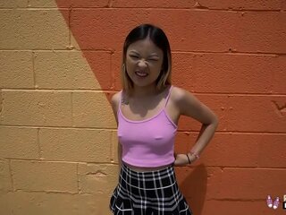 اصلی نوعمر گرم، شہوت انگیز ایشیائی لڑکی لولو چو پورنو کاسٹنگ کے دوران گڑبڑ